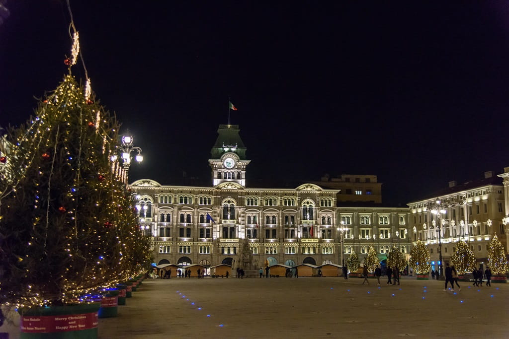 Piazza Unità d'Italia a Trieste illuminata al crepuscolo, simbolo della storia del Friuli Venezia Giulia.